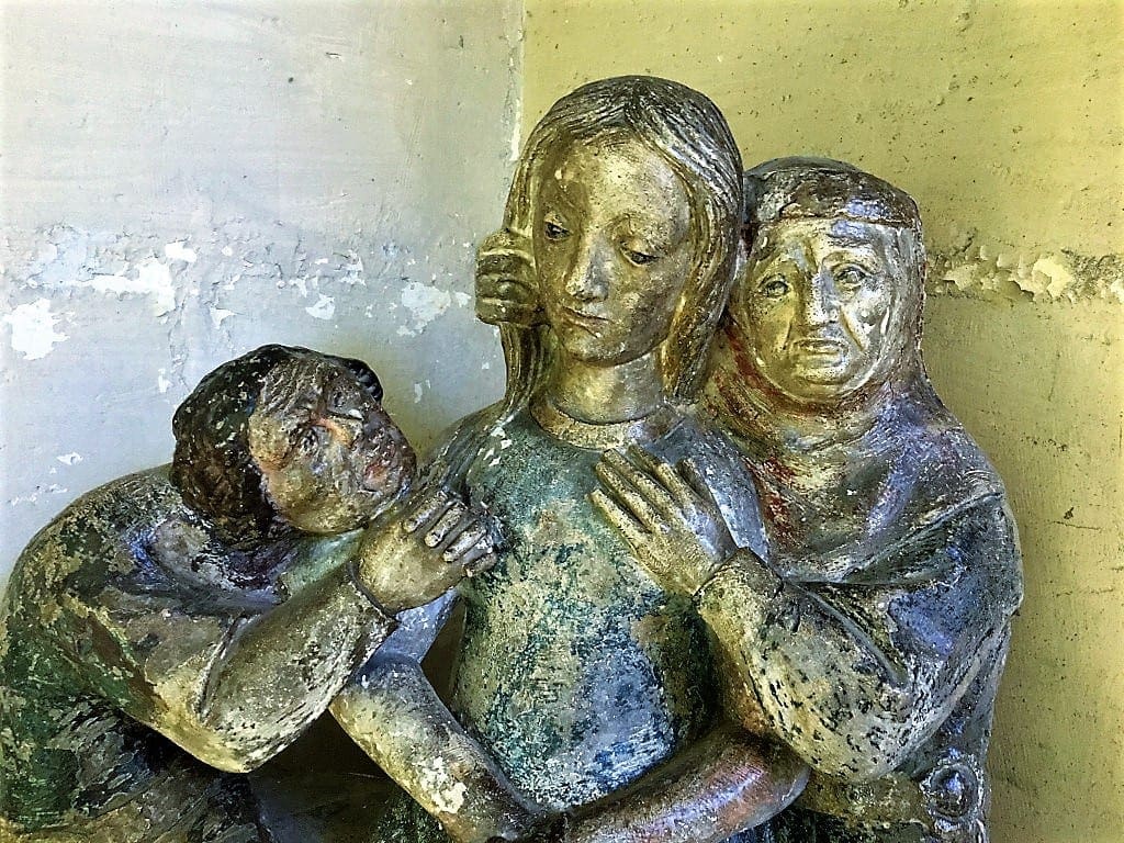 Joan of Arc and her jailors, statue at the the chapel at Château du Plessis-Bourré