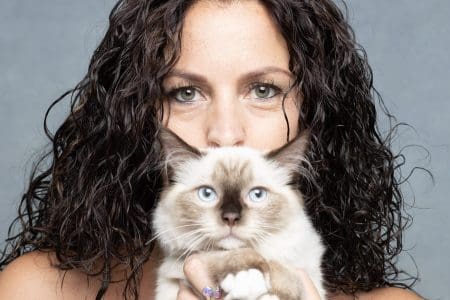 TravMedia_United_Kingdom_1618029_Kelly_Davis_with_cat_2_by_Caroline_True