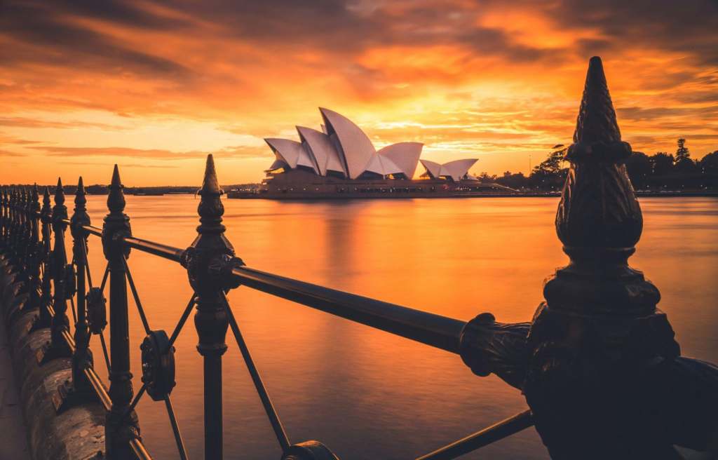 https://unsplash.com/photos/sidney-opera-house-australia-HZvGtncWvyQ