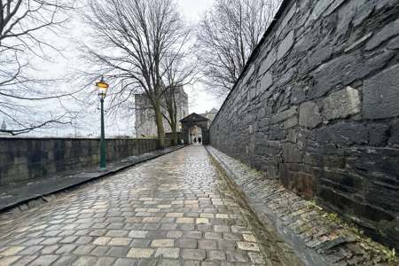 Cobbled street towards the fortress