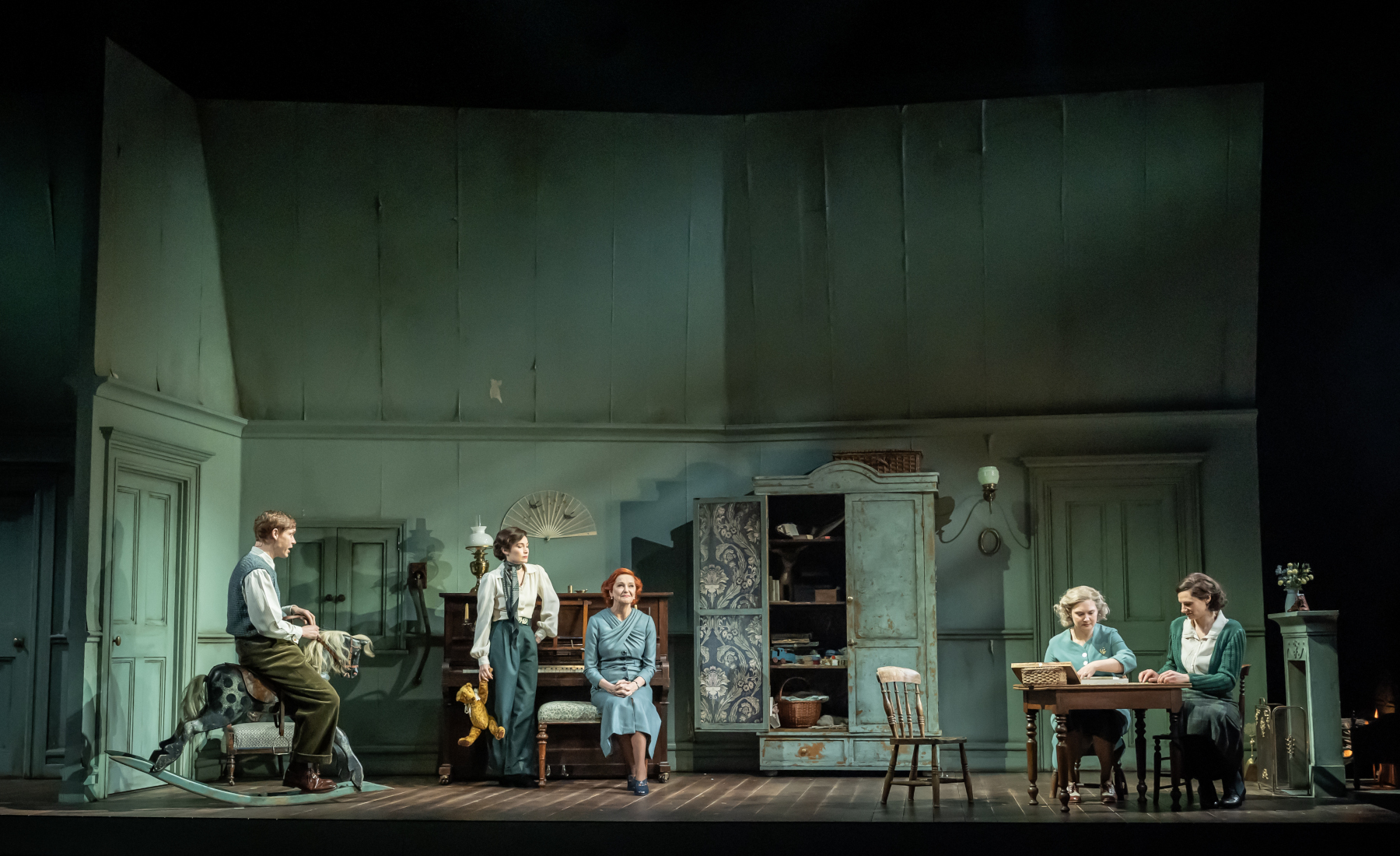 Billy Howle (Nicholas), Bethan Cullinane (Cynthia), Kate Fahy (Belle), Amy Morgan (Margery), and Jo Herbert (Hilda), photo ©Marc Brenner