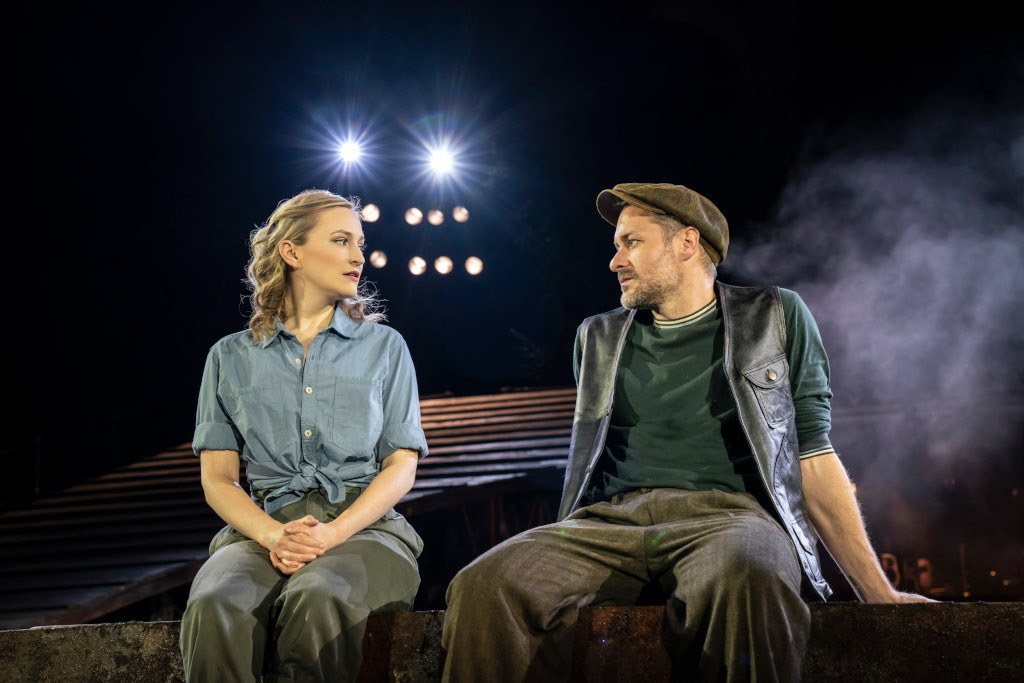 Carly-Bawden-and-Declan-Bennett-as-Julie-Jordan-and-Billy-Bigelow